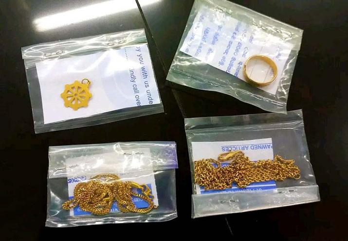 රු. ලක්ෂ හතහමාරක් පමණ වටිනා රන්ආභරණ පාර්සලය පොලීසියට දෙයි