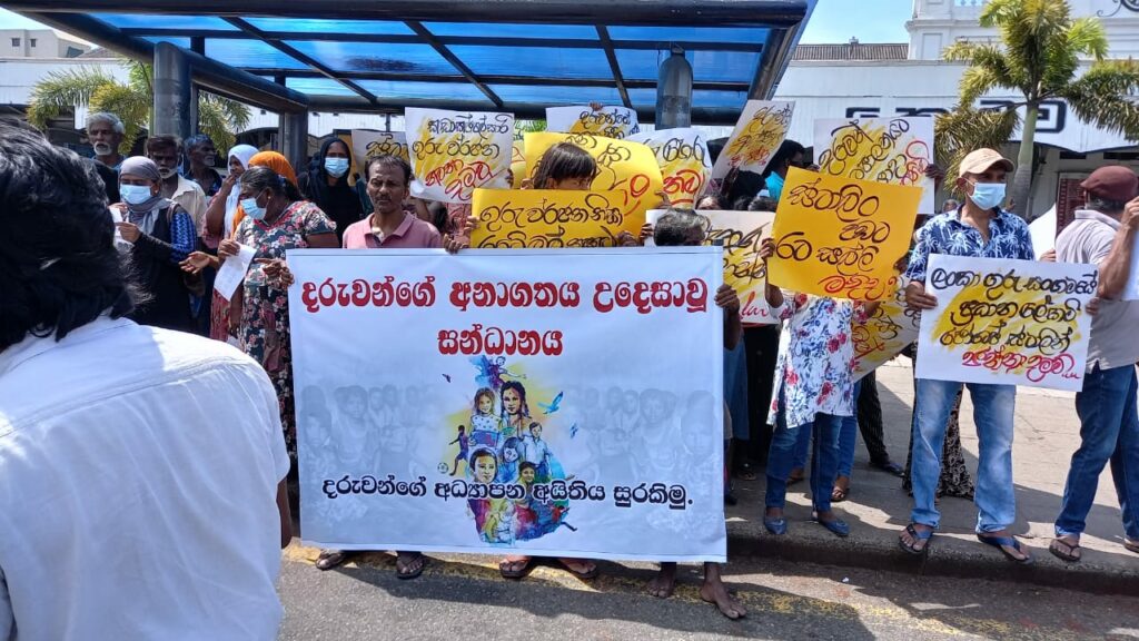 “ගුරු සංගම් පවත්වන්න ඔයා ගුරුවරයෙක් නෙමෙයිනේ” – ජෝසෆ් ස්ටාලින්ට සිසු දෙමාපියන්ගෙන් විරෝධයක් (Video)