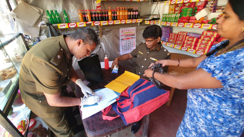 ශ්රි පාද හැටන් මාර්ගයේ වෙලදසැල්වල කිරි ආශ්රිත ආහාර ද්රව්ය වල සම්පල් ලබා ගැනේ