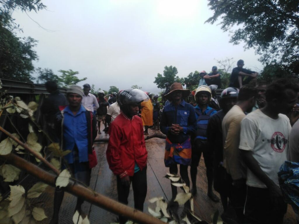 ගජේන්ද්ර කුමාර් පොන්නම්බලම්ට දිවුලපොතාන ගම්මු හූ කියා පන්නයි…… vedio