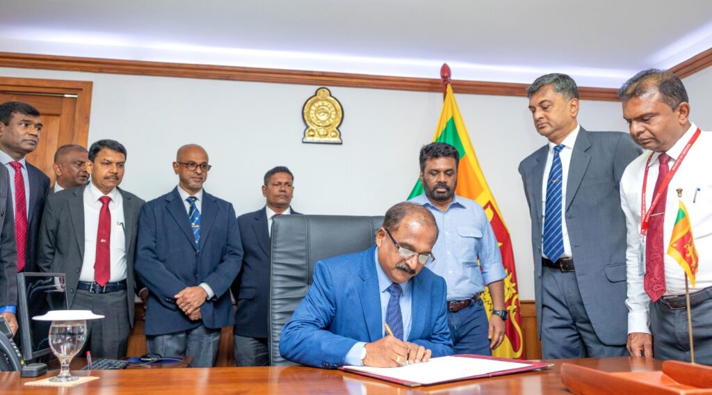 ආරක්ෂක නියෝජ්ය ඇමති, ජනපති ඉදිරියේ වැඩ අරඹයි