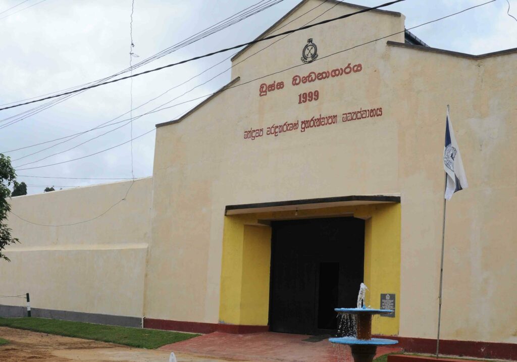 බූස්ස බන්ධනාගාරයේ රැඳවියන් දෙදෙනෙකු අදත් වහළය උඩට