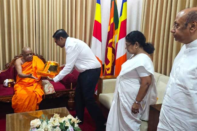රනිල් වෙනුවෙන් එජාපයේ ප්රධානීන් අස්ගිරි මහානාහිමි බැහැදකී