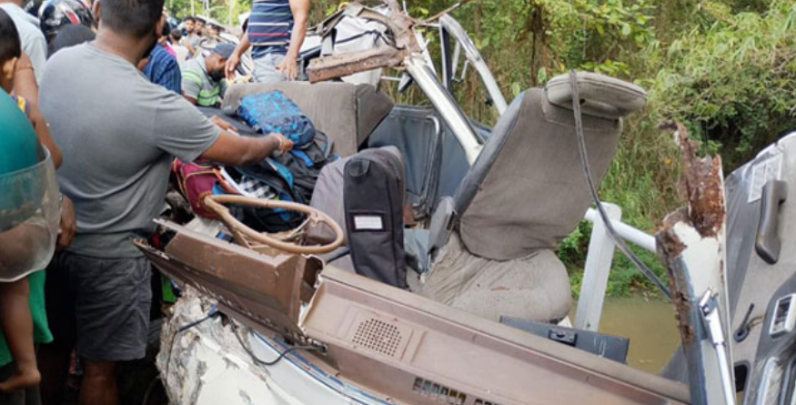 පාසල් වෑන් රථයක් සහ ටිපර් රථයක් ගැටී තිදෙනෙක් මරුට