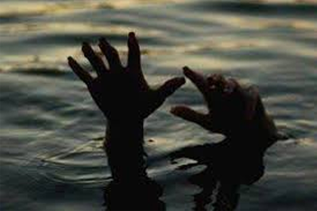 නිල්වැල්ල මුහුදේ දිය නෑමට ගිය තිදෙනෙක් ගසාගෙන යයි – අයෙක් මරුට