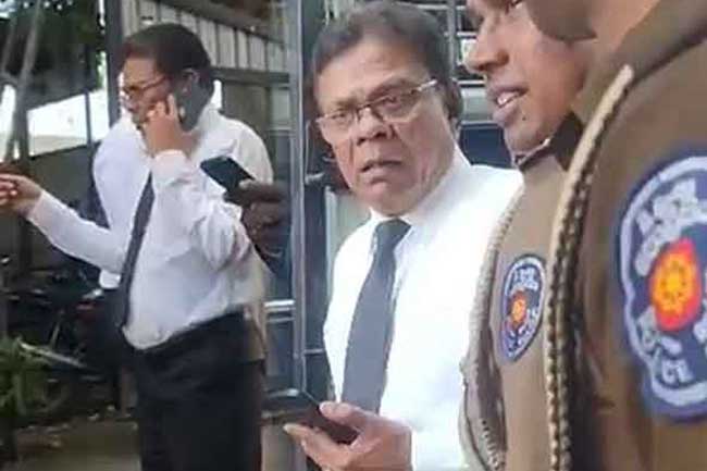 ගල්කිස්ස අධිකරණ පරිශ්රයේ සිද්ධියට නීතීඥවරයා අත්අඩංගුවට ගන්න පොලීසිය ඔහුගේ නිවසට