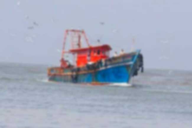 ගිනිකොනදිග මුහුදේ දී ධිවර යාත්රාවක් අනතුරට