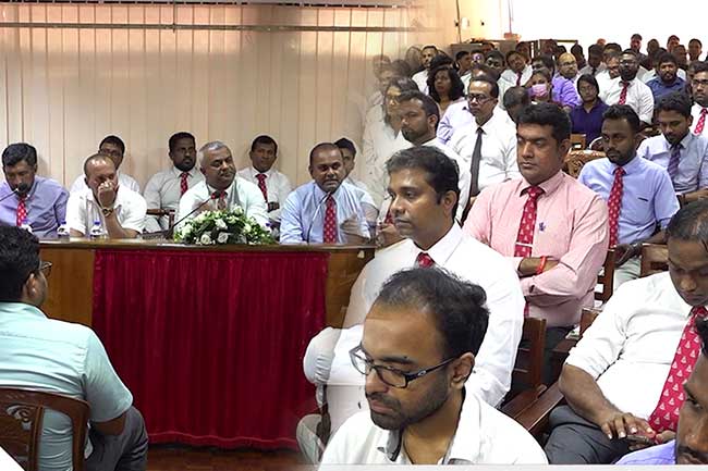 වෛද්යවරු වෘත්තීය ක්රියාමාර්ගයකට සැරසෙයි