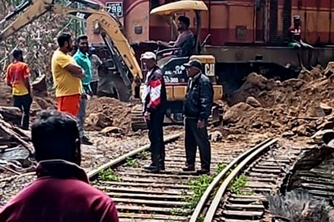 සියලුම දුම්රිය ධාවනයන්ට අයහපත් කාලගුණයෙන් බාධා