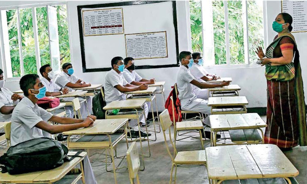 වැඩි කළ පැය භාගය අඩුකිරීමට ගුරු වෘත්තීය සමිති අධ්යාපන බලධාරීන්ට දින දෙයි