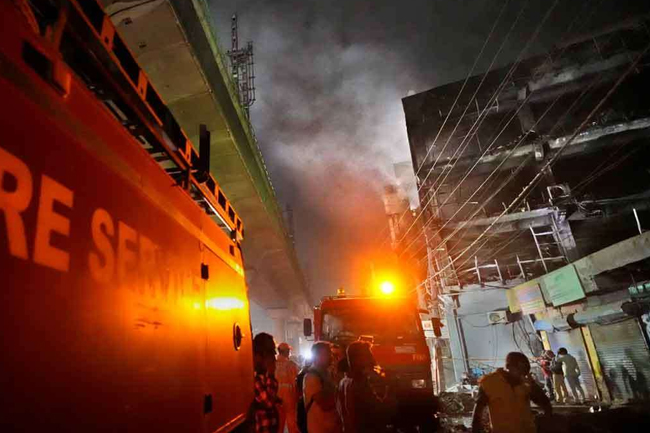 ඉන්දියාවේ රාත්රී සමාජ ශාලාවක ගින්නක් – 23ක් මරුට