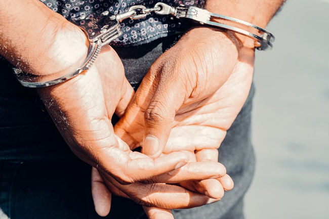 ගිනිඅවියක් සමග පුද්ගලයෙකු අත්අඩංගුවට