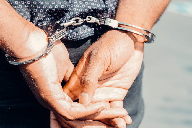 බලපත්ර නොමැති බීර විකුණු පිරිසක් අත්අඩංගුවට