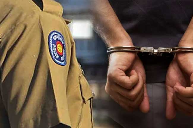 අයිස් සමග අත්අඩංගුවට ගත් කොස්තාපල් රිමාණ්ඩ්