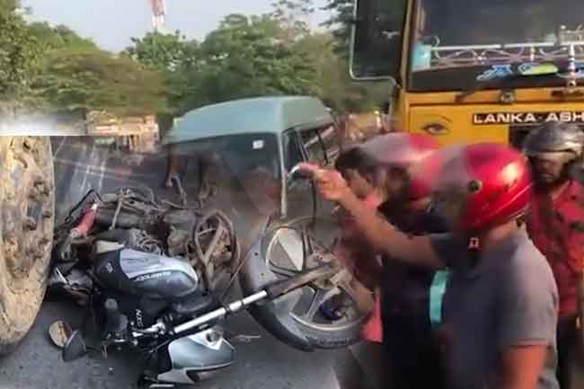 අයියා හැප්පී මියගිය ටිපර් රථයට මල්ලිත් හැප්පෙයි