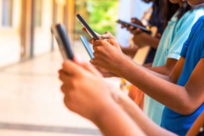 සමාජ මාධ්ය මගින් දරුවන්ට ඇති කරන බලපෑම පිළිබඳ ජාතික ඇගයීමක් සහ ප්රතිපත්ති සමාලෝචනයක්