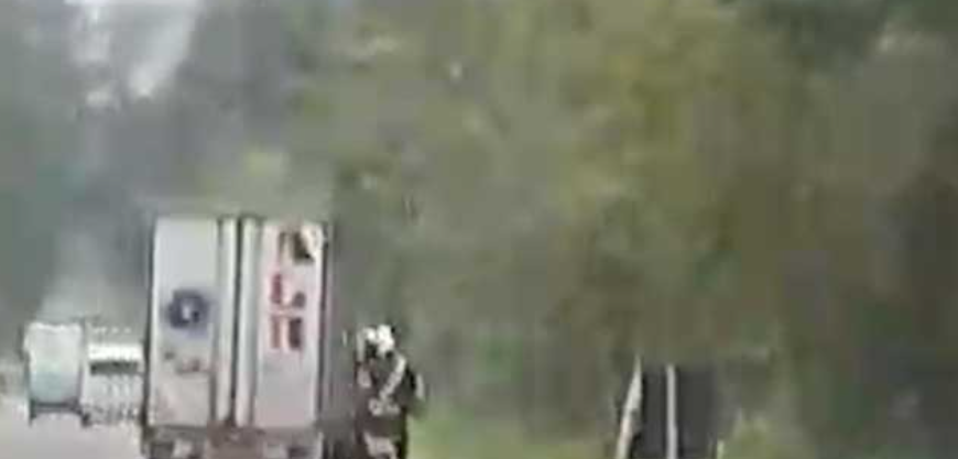 අණ නොතැකූ ලොරිය – පොලිස් නිලධාරීන් දෙදෙනා හප්පා පලා යයි