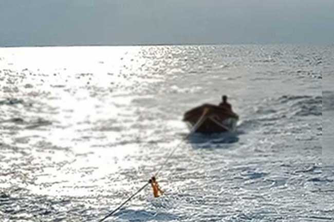 මත්ද්රව්ය ප්රවාහනය කළ බවට සැක ඩිංගි යාත්රාවක් නාවික හමුදා භාරයට