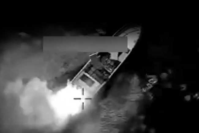 මත් ජාවාරම් කළ බෝට්ටු තුනකට අමෙරිකානු හමුදා ප්රහාරයක්