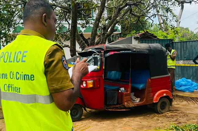 ත්රීරෝද රථ රියදුරු ඝාතනය කර රිය පැහැරගත් 16 හැවිරිදි සැකකරු අල්ලයි