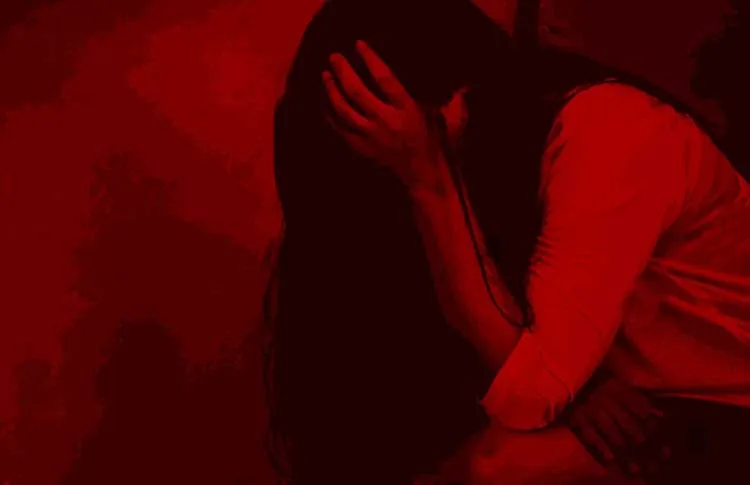 වැලන්ටයින් දවසෙත් කෝල් කරලා දැරිය ගෙන්වාගෙන අතවර කරලා – දැරියක දූෂණය කළ 51 හැවිරිදි සැකකරු මොනරාගල දී දැලේ