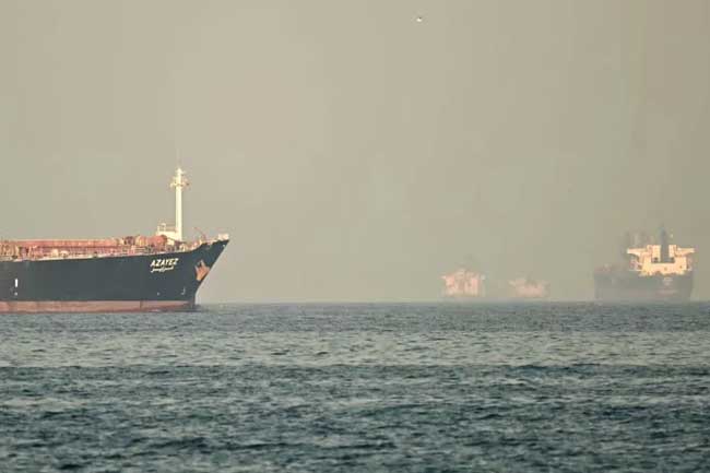 ගල්ෆ් කලාපයේ තෙල් නැව් තුනකට මිසයිල ප්රහාර