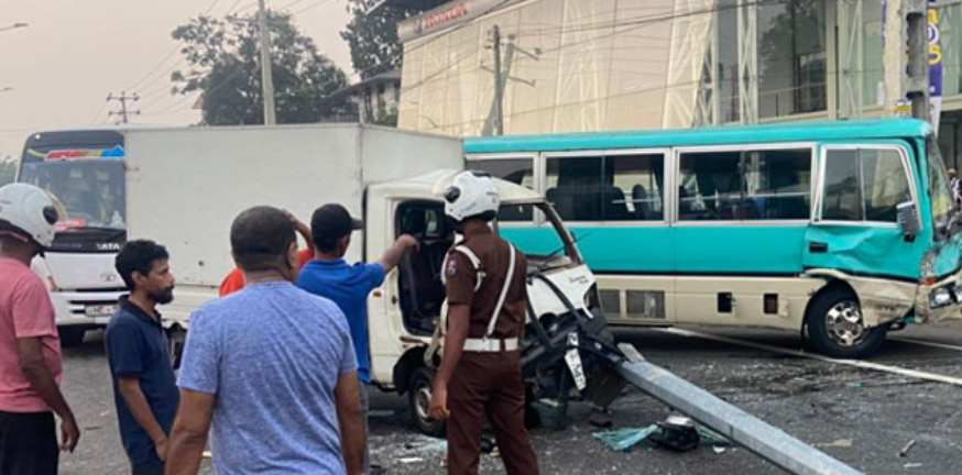 පාසල් බස් රථයක් සහ ලොරියක් අනතුරක – 120 මාර්ගයේ දැඩි රථවාහන තදබදයක්