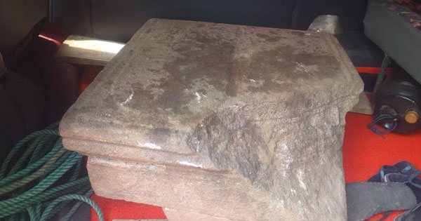 පුරාවිද්යා ගලක් සොරකම් කරන්න ගිය හතරක් මාට්ටු වෙයි