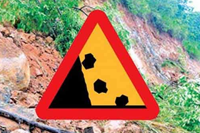 දිස්ත්රික්ක 3කට නායයාමේ අනතුරු ඇඟවීම් නිකුත් කෙරේ