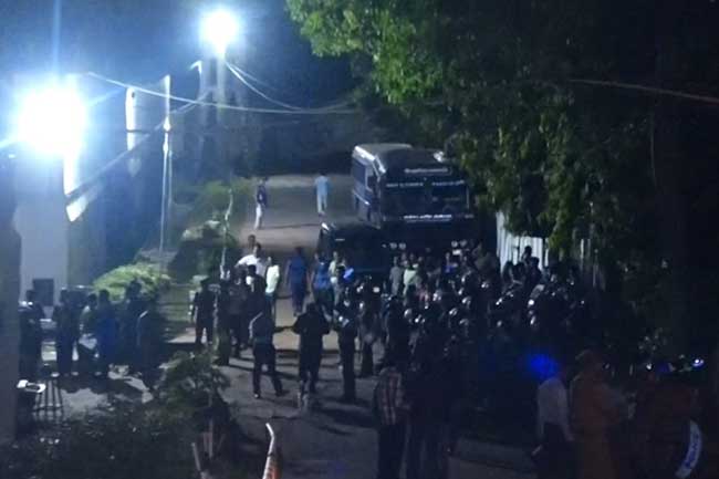 මැගසින් බන්ධනාගාරයේ නොසන්සුන්තාව පාලනය කරයි